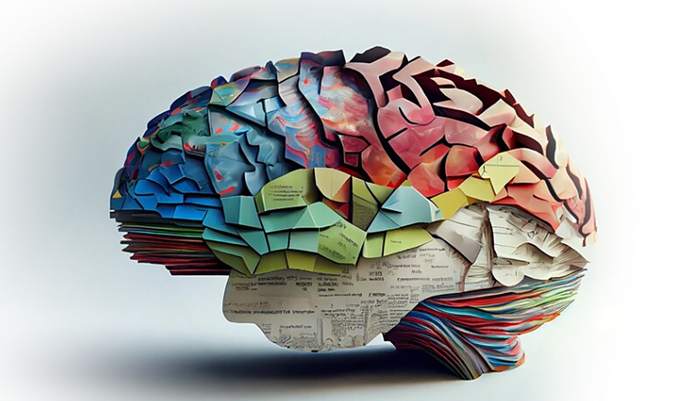 Cerebro formado por papeles impresos de colores